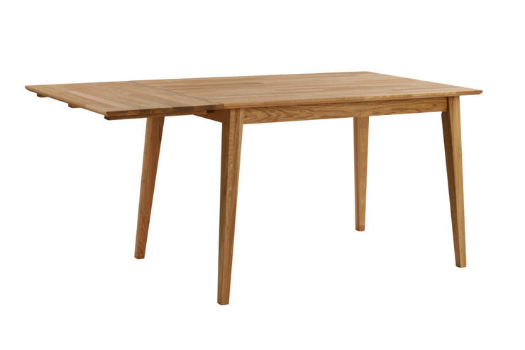 Filippa-ruokapöytä tammen värisenä ja 45 cm pituisella klaffiosalla.