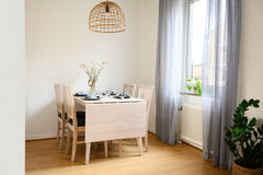 Kuvassa valkotammen värinen Filippa-klaffipöytä koossa 120 x 80 cm.