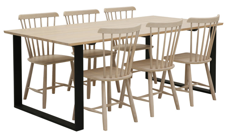 Forest-pöytä 200 x 100 cm valkotammenvärisellä Nordic-petsatulla kannella ja mustilla metallijalolla. Kuvassa pöytään on yhdistetty valkotammenväriset Anni-pinnatuolit.