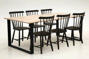 Forest-pöytä 200 x 100 cm valkotammenvärisellä Nordic-petsatulla kannella ja mustilla metallijalolla. Kuvassa pöytään on yhdistetty mustat Anni-pinnatuolit.