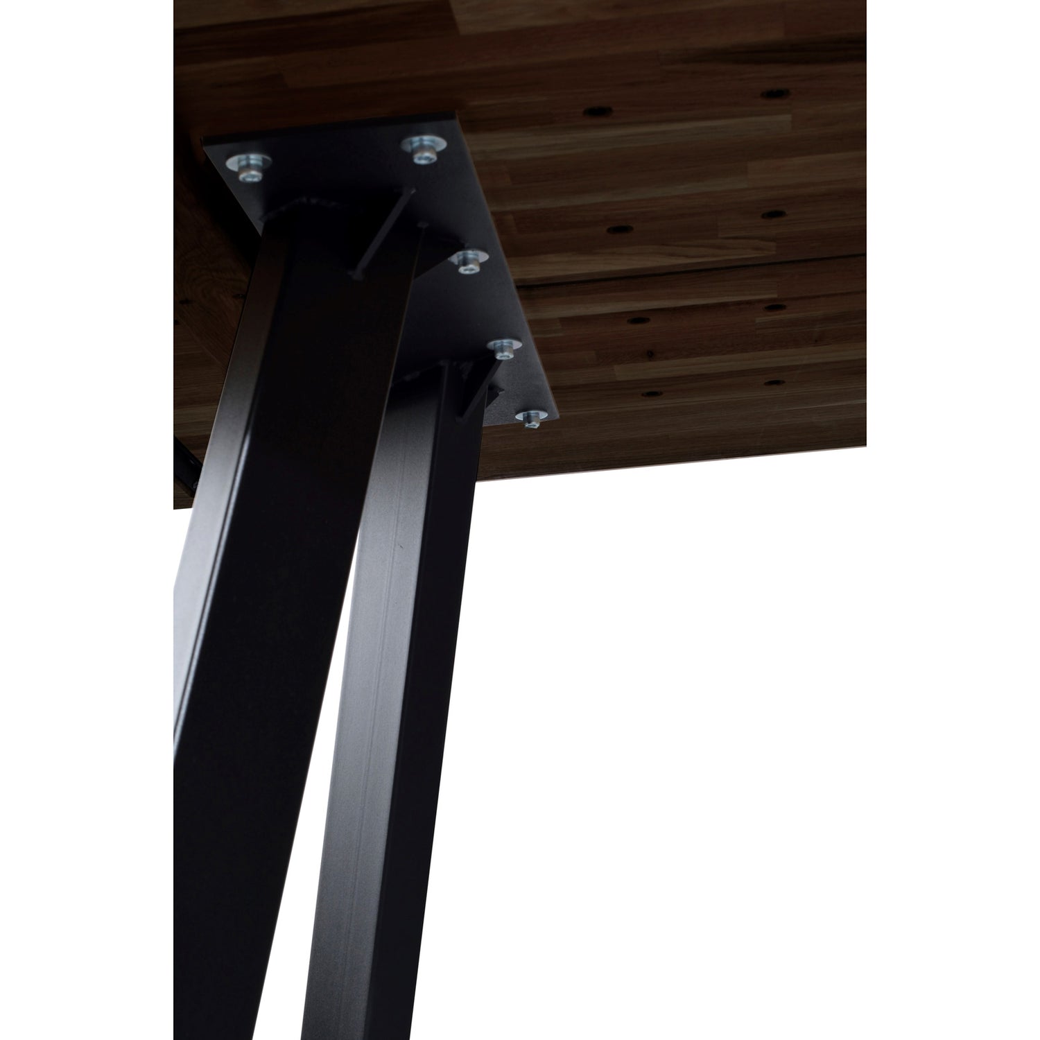 Kuvassa savutammenvärinen Fred-ruokapöytä alhaaltapäin kuvattuna. Kuvassa näkyy mustien metallijalkojen ruuvikiinnitys.