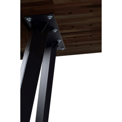 Kuvassa savutammenvärinen Fred-ruokapöytä alhaaltapäin kuvattuna. Kuvassa näkyy mustien metallijalkojen ruuvikiinnitys.