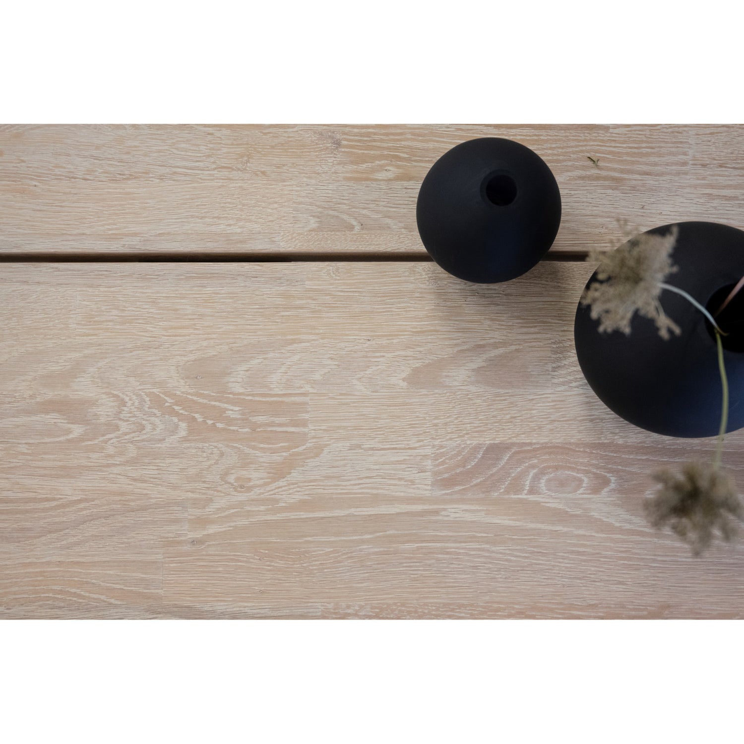 Lähikuvassa Fred-ruokapöydän valkotammenvärinen kannen pinta.