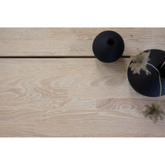 Lähikuvassa Fred-ruokapöydän valkotammenvärinen kannen pinta.