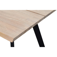 Lähikuvassa Fred-ruokapöydän valkotammenvärinen kannen pinta. Pöydässä on mustat metallijalat.