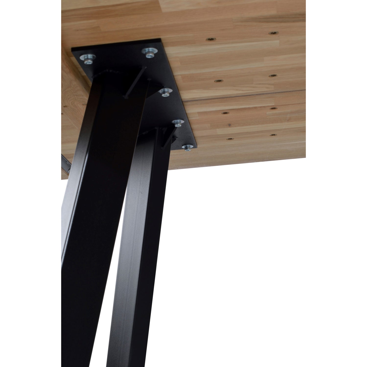 Kuvassa valkotammenvärinen Fred-ruokapöytä alhaaltapäin kuvattuna. Kuvassa näkyy mustien metallijalkojen ruuvikiinnitys.