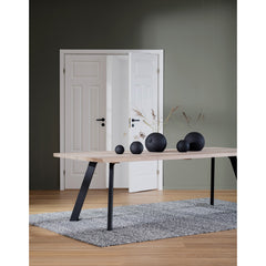 Fred-ruokapöytä 240 x 100 cm valkotammenvärisellä kannella ja mustilla metallijaloilla.