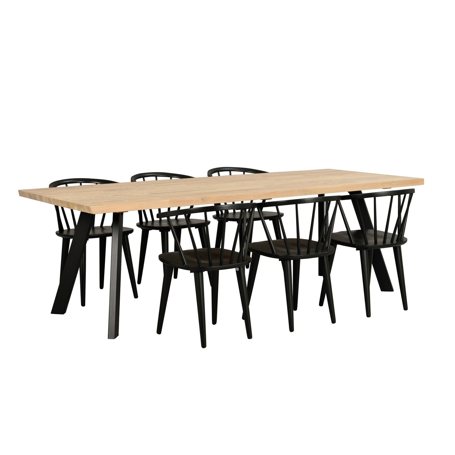 Fred-ruokapöytä 240 x 100 cm valkotammenvärisellä kannella ja mustilla metallijaloilla. Kuvan ruokaryhmään on yhdistetty Rowicon mustat Carmen -tuolit, jotka myydään erikseen.