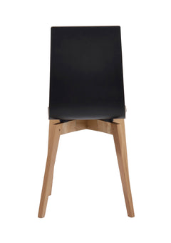 Gracy-tuoli mustalla istuinosalla ja tammenvärisillä jaloilla.