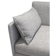 Lähikuvassa Hammond-sohvan harmaa kangasverhoilu ja erikseen myytävä koristetyyny.