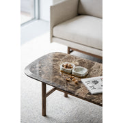 Ylellinen marmorikantinen Hammond-sohvapöytä on trendikäs ja kaunis. Kuvan ruskeakantisessa sohvapöydässä on tammiset jalat.