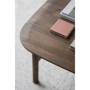 Hammond-sohvapöytä on näppäränkokoinen olohuoneen pikkupöytä. Kuvassa on ruskea tammipöytä.