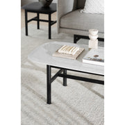 Ylellinen marmorikantinen Hammond-sohvapöytä on trendikäs ja kaunis. Kuvan valkokantisessa sohvapöydässä on mustat tammiset jalat.