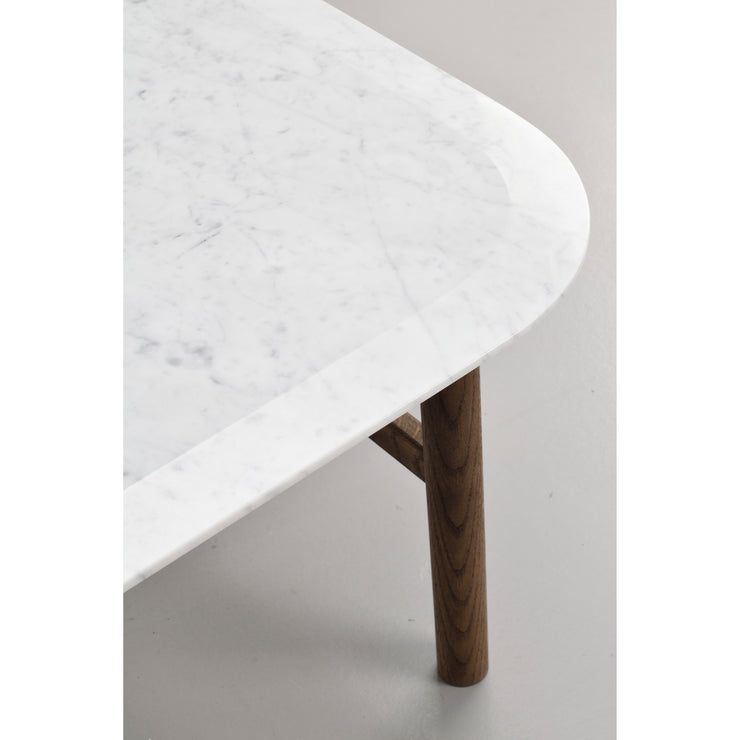 Ylellinen marmorikantinen Hammond-sohvapöytä on trendikäs ja kaunis. Lähikuvan valkokantisessa sohvapöydässä on ruskeat tammijalat.