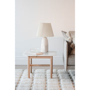 Ylellinen marmorikantinen Hammond-sohvapöytä on trendikäs ja kaunis. Kuvan valkokantisessa sohvapöydässä on valkotammiset jalat.