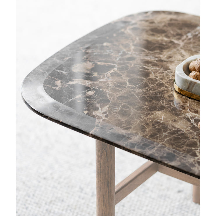 Ylellinen marmorikantinen Hammond-sohvapöytä on trendikäs ja kaunis. Lähikuvan ruskeakantisessa sohvapöydässä on tammiset jalat.