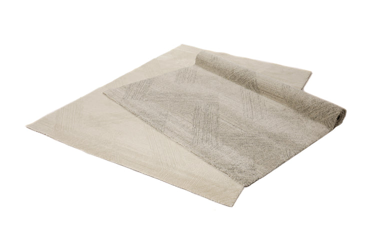 Hanki-nukkamatto on saatavana tyylikkäällä kuosilla ja kahdessa ajankohtaisessa värissä: beige ja harmaa.