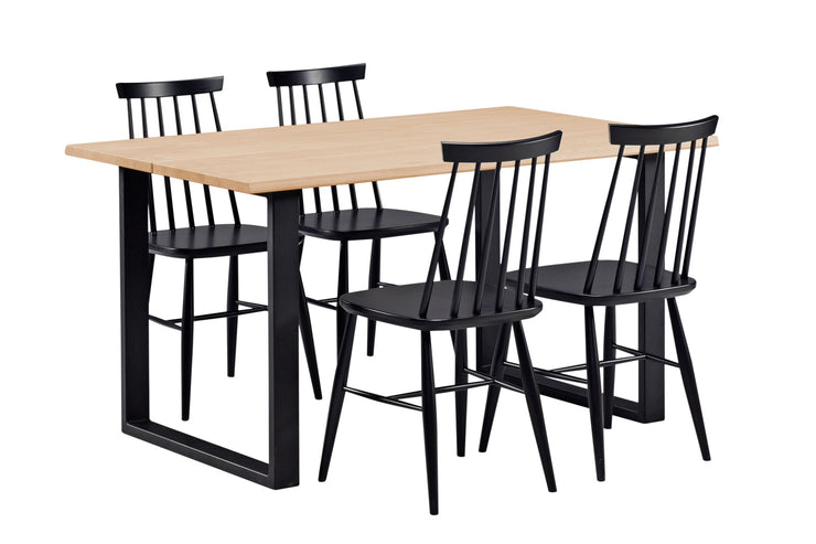 Hanko-lankkupöytään voidaan yhdistää esimerkiksi perinteiset pinnatuolit. Kuvassa on mustat Ahven-pinnatuolit ja Hanko-pöytä 140 x 90 cm antiikin värisellä tammikannella ja mustilla metallijaloilla.