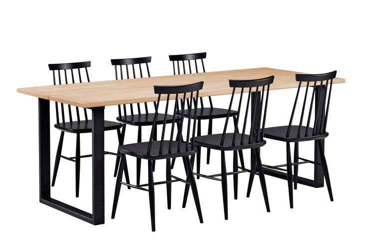 Hanko-lankkupöytään voidaan yhdistää esimerkiksi perinteiset pinnatuolit. Kuvassa on mustat Ahven-pinnatuolit ja Hanko-pöytä 195 x 90 cm antiikin värisellä tammikannella ja mustilla metallijaloilla.