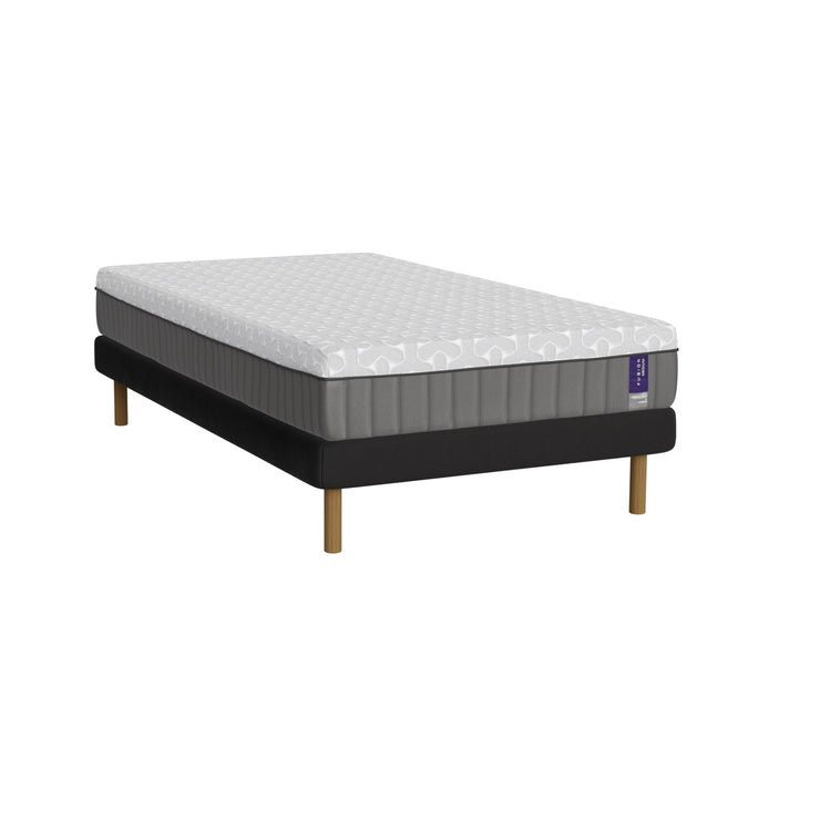 Musta Heaven By Unico Fusion -runkopatjapaketti 120 x 200 cm. Pakettiin kuuluu tukeva Suomessa valmistettu Lounge-vuoderunko, 120 x 200 cm Fusion Nano Cool™ memory foam patja sekä pyöreät tammen väriset jalat.