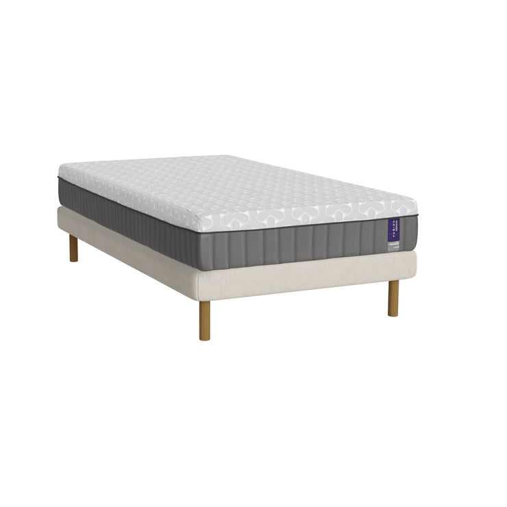 Valkoinen Heaven By Unico Fusion -runkopatjapaketti 120 x 200 cm. Pakettiin kuuluu tukeva Suomessa valmistettu Lounge-vuoderunko, 120 x 200 cm Fusion Nano Cool™ memory foam patja sekä pyöreät tammen väriset jalat.