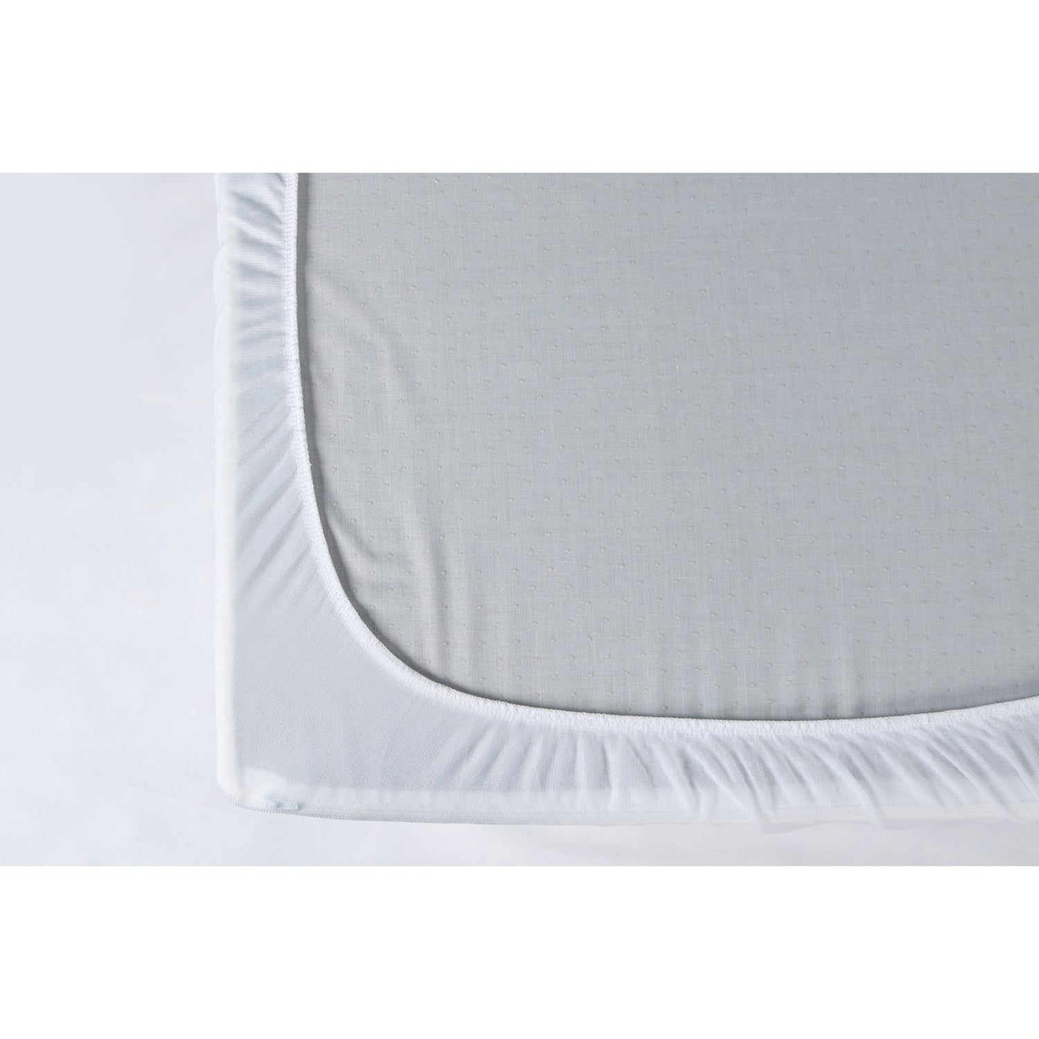 Muotoon ommellun joustolakanan ohut lanka ja tiheäsilmukkainen neulos tekee lakanasta erityisen joustavan, sekä miellyttävän tuntuisen nukkua.