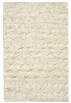 Käsinkudottu Helmi-villamatto luonnonvalkoisena.