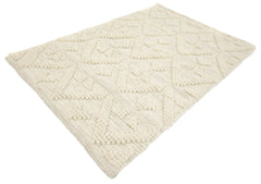 Käsinkudottu Helmi-villamatto luonnonvalkoisena.