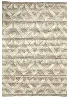 Käsinkudottu Helmi-villamatto vaaleanharmaana.