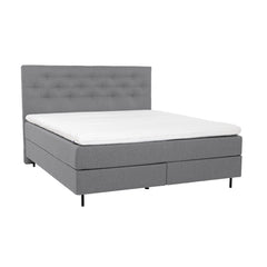 Harmaa Hilding Feel Ergo -jenkkisänky 160 x 200 cm mustilla pyöreillä 14 cm alumiinijaloilla ja Hilding Ergo -sijauspatjalla. Kuvan Feel -nappipääty myydään erikseen.