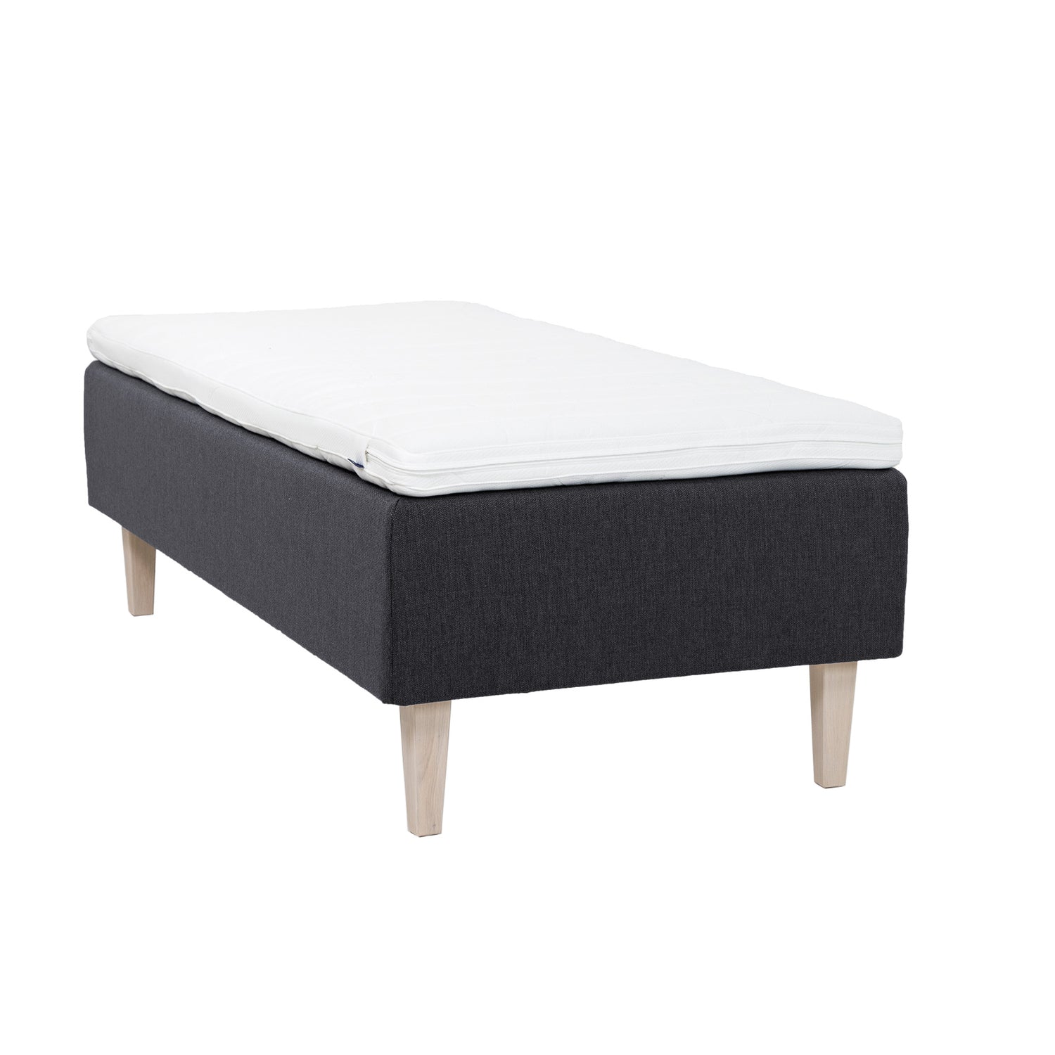 Antrasiitinvärinen Hilding Feel Ergo -runkopatja 90 x 200 cm valkolakatuilla 23 cm korkeilla Royal -tammijaloilla ja Hilding Ergo -sijauspatjalla.