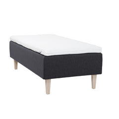 Antrasiitinvärinen Hilding Feel Ergo -runkopatja 80 x 200 cm valkolakatuilla 23 cm korkeilla Royal -tammijaloilla ja Hilding Ergo -sijauspatjalla.