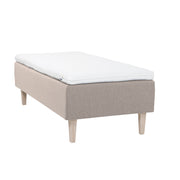 Beige Hilding Feel Ergo -runkopatja 80 x 200 cm valkolakatuilla 23 cm korkeilla Royal -tammijaloilla ja Hilding Ergo -sijauspatjalla.