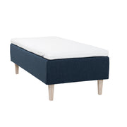 Sininen Hilding Feel Ergo -runkopatja 80 x 200 cm valkolakatuilla 23 cm korkeilla Royal -tammijaloilla ja Hilding Ergo -sijauspatjalla.