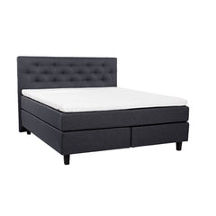 Antrasiitinvärinen Hilding Feel -jenkkisänky hiilenmustilla 14 cm korkeilla Royal -tammijaloilla ja yhtenäisellä Hilding Hybrix Air Coolmax -sijauspatjalla. Kuvan Feel -sängynpääty myydään erikseen.