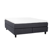 Antrasiitinvärinen Hilding Feel -jenkkisänky 160 x 200 cm hiilenmustilla 14 cm korkeilla Royal -tammijaloilla ja yhtenäisellä Hilding Hybrix Air Coolmax -sijauspatjalla.