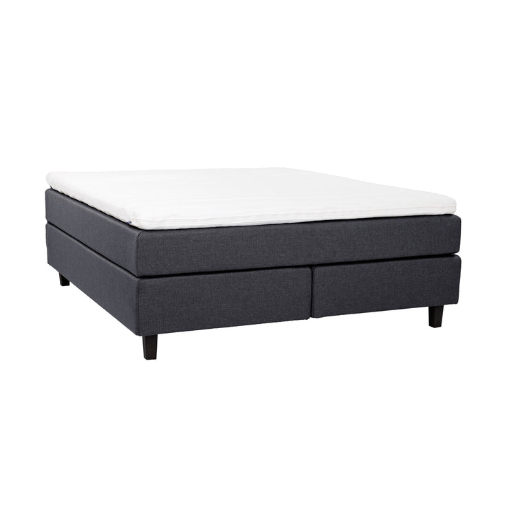 Antrasiitinvärinen Hilding Feel -jenkkisänky 160 x 200 cm hiilenmustilla 14 cm korkeilla Royal -tammijaloilla ja yhtenäisellä Hilding Hybrix Air Coolmax -sijauspatjalla.