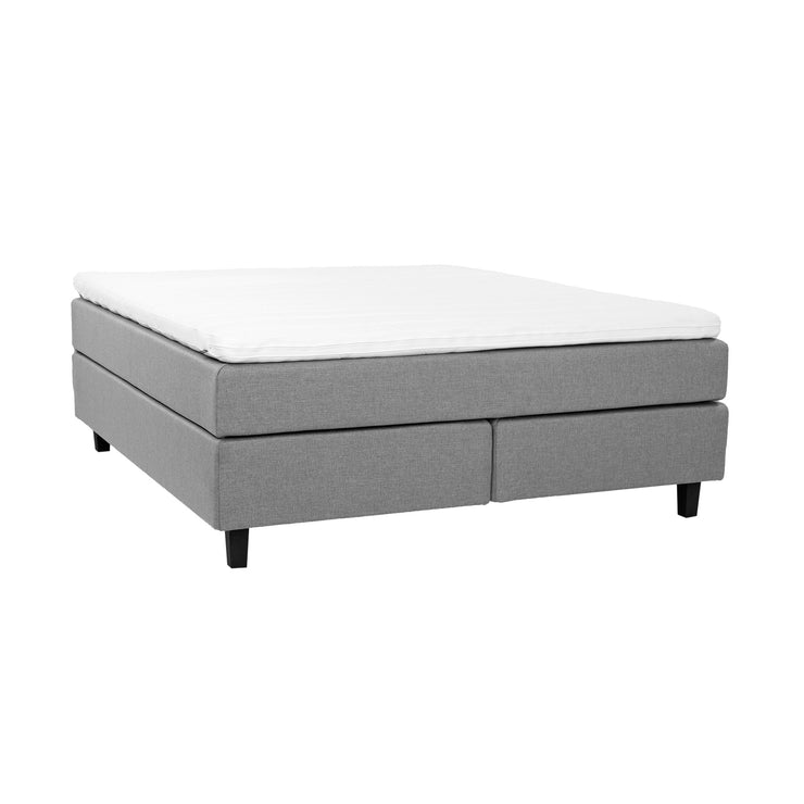 Beige Hilding Feel -jenkkisänky 160 x 200 cm hiilenmustilla 14 cm korkeilla Royal -tammijaloilla ja yhtenäisellä Hilding Hybrix Air Coolmax -sijauspatjalla.