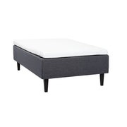 Antrasiitinvärinen Hilding Feel -runkopatja 120 x 200 cm hiilenmustilla 23 cm Royal -tammijaloilla ja Hybrix Air Coolmax -sijauspatjalla.