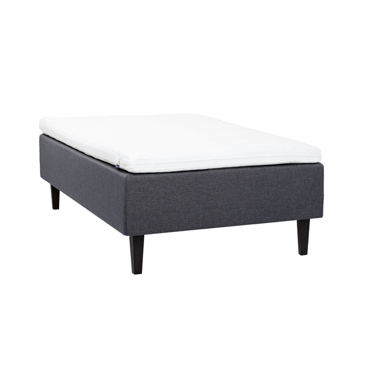 Antrasiitinvärinen Hilding Feel -runkopatja 120 x 200 cm hiilenmustilla 23 cm Royal -tammijaloilla ja Hybrix Air Coolmax -sijauspatjalla.
