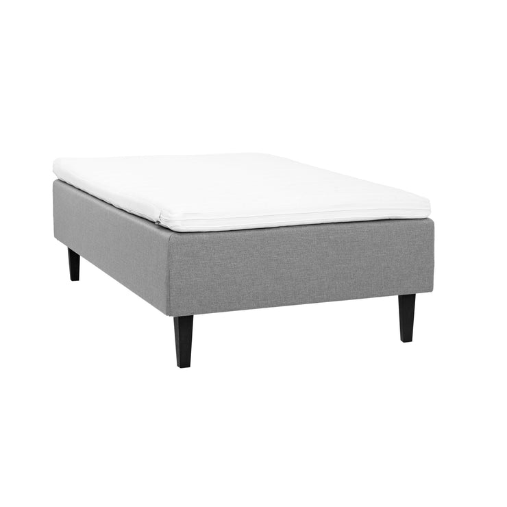 Harmaa Hilding Feel -runkopatja 120 x 200 cm hiilenmustilla 23 cm Royal -tammijaloilla ja Hybrix Air Coolmax -sijauspatjalla.