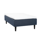 Sininen Hilding Feel -runkopatja 120 x 200 cm hiilenmustilla 23 cm Royal -tammijaloilla ja Hybrix Air Coolmax -sijauspatjalla.