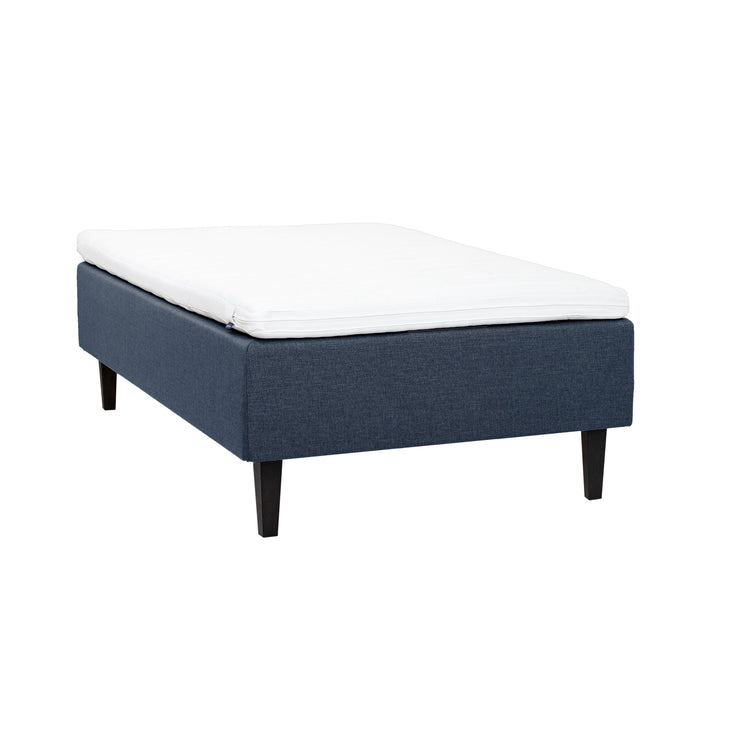 Sininen Hilding Feel -runkopatja 120 x 200 cm hiilenmustilla 23 cm Royal -tammijaloilla ja Hybrix Air Coolmax -sijauspatjalla.