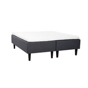 Antrasiitinväriset Hilding Feel -runkopatjat hiilenmustilla 23 cm korkeilla Royal -tammijaloilla ja yhtenäisellä 180 x 200 cm Hilding Hybrix Air Coolmax -sijauspatjalla.