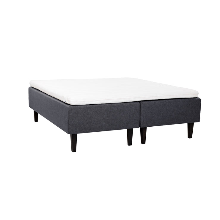 Antrasiitinväriset Hilding Feel -runkopatjat hiilenmustilla 23 cm korkeilla Royal -tammijaloilla ja yhtenäisellä 180 x 200 cm Hilding Hybrix Air Coolmax -sijauspatjalla.