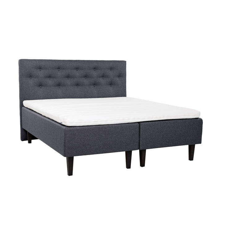 Antrasiitinväriset Hilding Feel -runkopatjat hiilenmustilla 23 cm korkeilla Royal -tammijaloilla ja yhtenäisellä 180 x 200 cm Hilding Hybrix Air Coolmax -sijauspatjalla. Kuvan Feel -sängynpääty myydään erikseen.