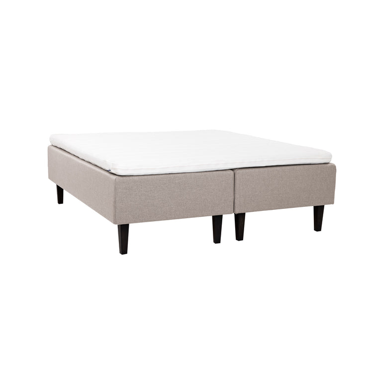 Beigen väriset Hilding Feel -runkopatjat hiilenmustilla 23 cm korkeilla Royal -tammijaloilla ja yhtenäisellä 180 x 200 cm Hilding Hybrix Air Coolmax -sijauspatjalla.