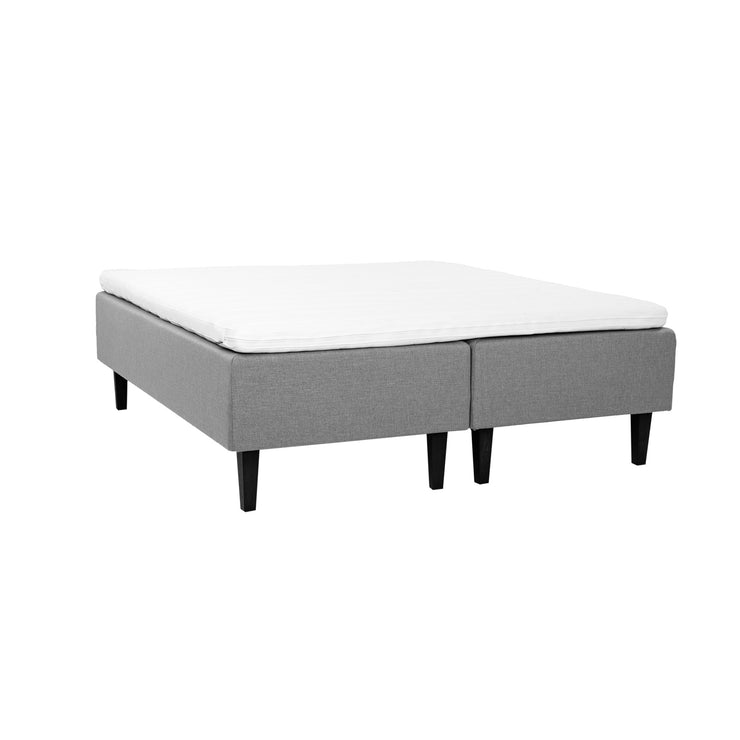Harmaat Hilding Feel -runkopatjat hiilenmustilla 23 cm korkeilla Royal -tammijaloilla ja yhtenäisellä 180 x 200 cm Hilding Hybrix Air Coolmax -sijauspatjalla.