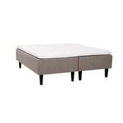 Hiekanväriset Hilding Feel -runkopatjat hiilenmustilla 23 cm korkeilla Royal -tammijaloilla ja yhtenäisellä 180 x 200 cm Hilding Hybrix Air Coolmax -sijauspatjalla.