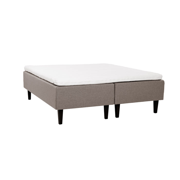 Hiekanväriset Hilding Feel -runkopatjat hiilenmustilla 23 cm korkeilla Royal -tammijaloilla ja yhtenäisellä 180 x 200 cm Hilding Hybrix Air Coolmax -sijauspatjalla.